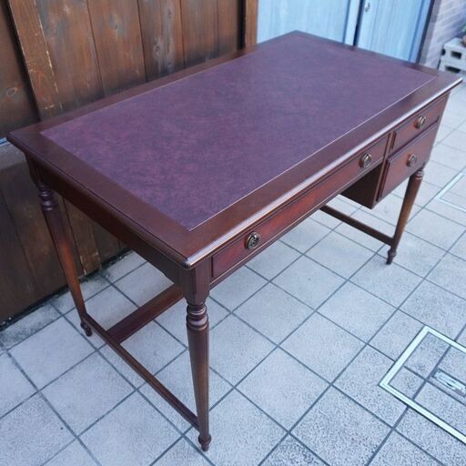IDC OTSUKA(大塚家具)取り扱いのアメリカの人気ブランドETHAN ALLEN(イーセンアーレン)社のアンティーク調のデスクで