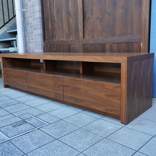 Crastina(クラスティーナ)のウォールナット材Trufa(トゥルーファ)テレビボードです！シンプルモダンな収納力抜群のAVボード