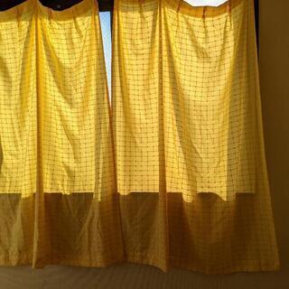 カーテン、レースカーテン付き。