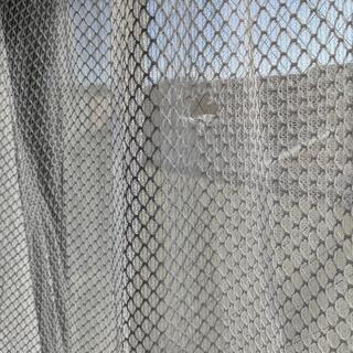 カーテン、レースカーテン付き。の画像