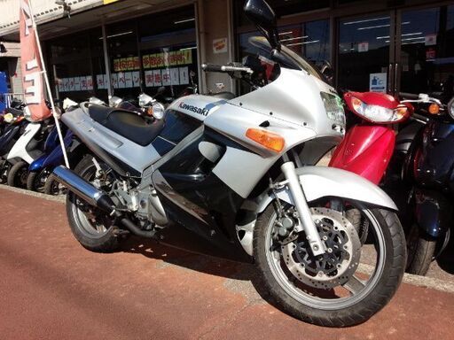 NO.3939　ＺＺＲ２５０　水冷４サイクル２気筒２５０ｃｃエンジン　シルバー／ガンメタリック　☆彡