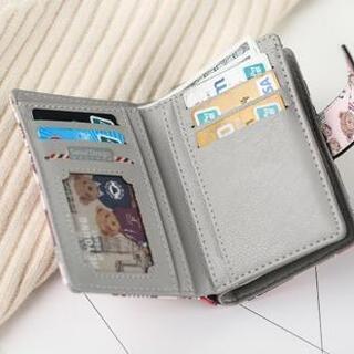 『送料無料』『新品未使用』可愛いテディベアの二つ折りの短財布【材質】布、PUレザー(合成皮革)
【サイズ】横14cm×縦9cm×厚さ3.5cm
【カラー】白【内部詳細】カード入れ×6、札入れ×1、小銭入れ×1の画像