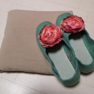 無印良品のベージュの掛け布団カバーとフランフランのスリッパ