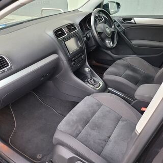 ゴルフコンフォートライン　プレミアムED　H24モデル　車検4/12　走行61000ｋ　社外メモリーナビ＆フルセグＴＶ　カラーバックカメラ　ETC　専用シート＆専用16ＡＷ　バイキセノン　禁煙車の画像
