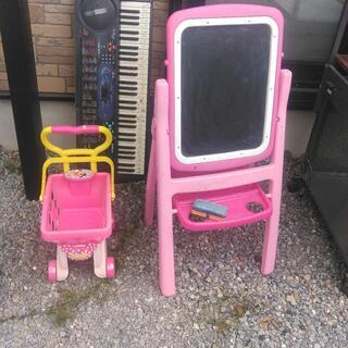 黒板と、買い物かご、電子ピアノあげます