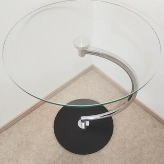 ガラスのサイドテーブルの画像