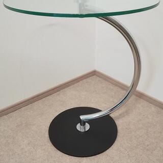 ガラスのサイドテーブルの画像