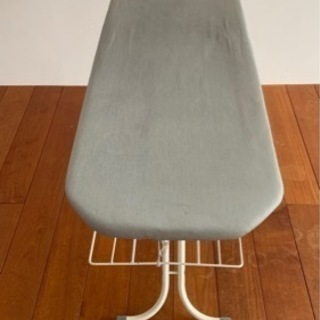 折りたたみ式アイロン台の画像