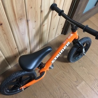 オレンジのストライダーの画像
