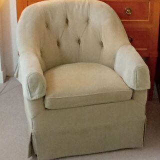 フランス製の小ぶりなシングルソファの画像