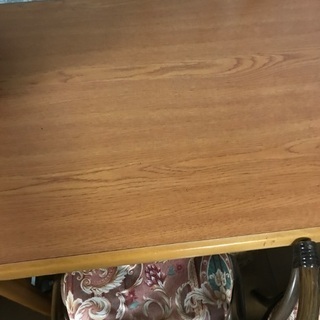 テーブルと椅子2脚の画像