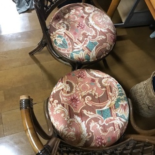 テーブルと椅子2脚の画像