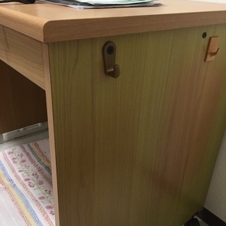机と椅子の画像