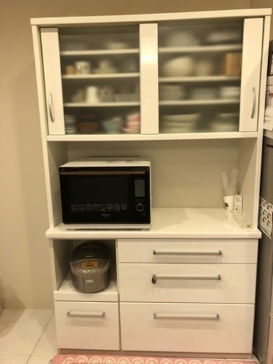 白い食器棚