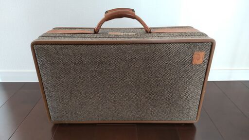 年代物（アンティークな？）のバッグです。