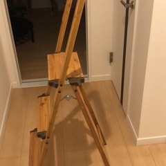 持ち運びしやすいアルミ製折りたたみ式脚立