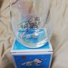 ハローキティ　シナモロールのオリジナル虹色グラス　1000円→800円