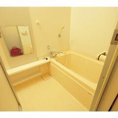 本郷の街にある女性専用シェアハウスです。なんとこの建物は昭和9年に建てられた物件で国の登録有形文化財に指定されています。 − 東京都