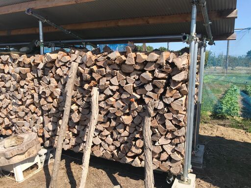 薪ストーブキャンプ広葉樹 薪割済のすべてニセアカシア薪 1棚 今冬すぐに使えます④
