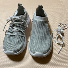 adidas アディダス　スニーカー　24.0㎝