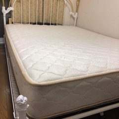 ダブルベッドとマトレスの画像