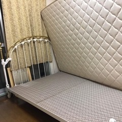 ダブルベッドとマトレスの画像