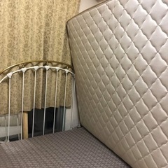 ダブルベッドとマトレスの画像