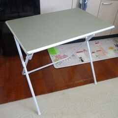 簡易作業台とIKEAの椅子