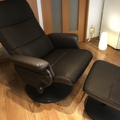 ニトリ　パーソナルチェア　オットマン付き（ブラウン）の画像