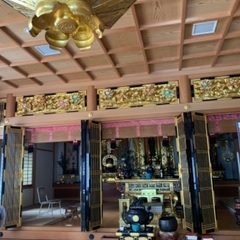八尾市でお寺ヨガ。毎月開催中です！日常を忘れてお寺の本堂で、 新鮮で心が満たされる時間を、ご一緒に過ごしましょう🌿💫  簡単なポーズと呼吸が中心のヨガです。 神秘的な空間で心身のバランスを整えていきましょう。  どなたでも参加出来る内容になっております。 ご興味のある方、ご連絡下さい🙏の画像