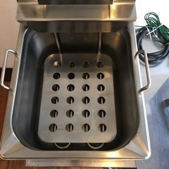 厨房機器　電気式フライヤーの画像