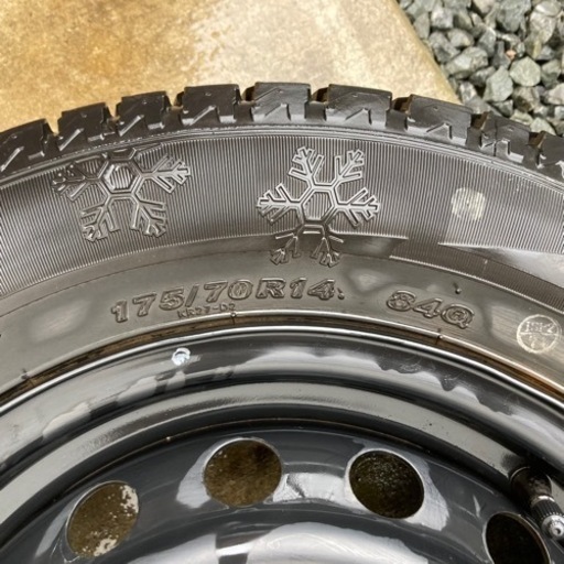 トヨタ130系ヴィッツ純正鉄ホイール5J-14 純正ホイールキャップ付き KENDA製175/70R14スタッドレス付き4本