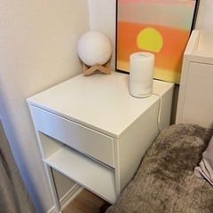 ikea ベッドサイドテーブル　ホワイト