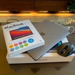 13.3インチのMacBook proです。