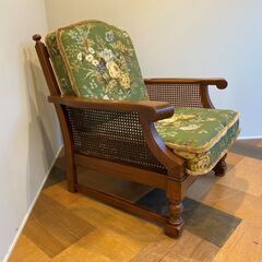宇都宮でオシャレな家具を探すなら『オトワリバース！』オールドカリモク karimoku ソファ 茶×グリーン 1シーター 中古品①の画像