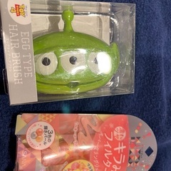 新品アイシャドージェルとトイストーリーのヘアブラシ