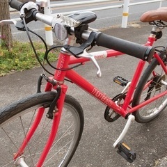 スポーツタイプ自転車✨momentum✨7段階変速ギア付き✨26インチ　赤色✨鍵なしタイプ✨中古品【こちらは店舗です。浜村鹿野温泉ICから3分  買取本舗 宮本リサイクル  営業時間９～１９時  定休日水曜のみ←連絡できませんm(_ _)m】の画像
