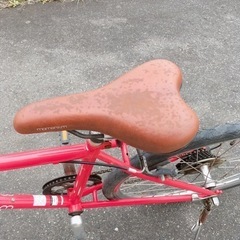 スポーツタイプ自転車✨momentum✨7段階変速ギア付き✨26インチ　赤色✨鍵なしタイプ✨中古品【こちらは店舗です。浜村鹿野温泉ICから3分  買取本舗 宮本リサイクル  営業時間９～１９時  定休日水曜のみ←連絡できませんm(_ _)m】の画像