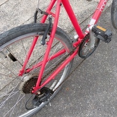 スポーツタイプ自転車✨momentum✨7段階変速ギア付き✨26インチ　赤色✨鍵なしタイプ✨中古品【こちらは店舗です。浜村鹿野温泉ICから3分  買取本舗 宮本リサイクル  営業時間９～１９時  定休日水曜のみ←連絡できませんm(_ _)m】の画像