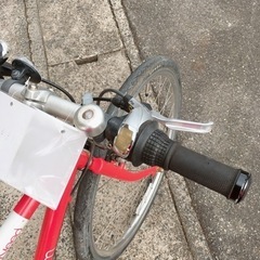 スポーツタイプ自転車✨momentum✨7段階変速ギア付き✨26インチ　赤色✨鍵なしタイプ✨中古品【こちらは店舗です。浜村鹿野温泉ICから3分  買取本舗 宮本リサイクル  営業時間９～１９時  定休日水曜のみ←連絡できませんm(_ _)m】の画像
