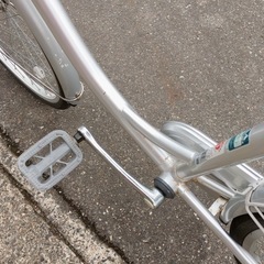 自転車✨ママチャリ✨ブリヂストン 24インチ シルバー✨鍵ありタイプ✨中古品【こちらは店舗です。浜村鹿野温泉ICから3分  買取本舗 宮本リサイクル  営業時間９～１９時  定休日水曜のみ←連絡できませんm(_ _)m】の画像