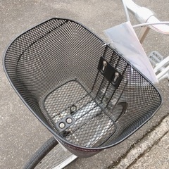 自転車✨ママチャリ✨ブリヂストン 24インチ シルバー✨鍵ありタイプ✨中古品【こちらは店舗です。浜村鹿野温泉ICから3分  買取本舗 宮本リサイクル  営業時間９～１９時  定休日水曜のみ←連絡できませんm(_ _)m】の画像