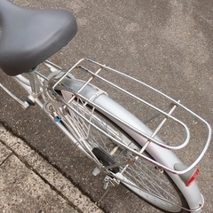 自転車✨ママチャリ✨ブリヂストン 24インチ シルバー✨鍵ありタイプ✨中古品【こちらは店舗です。浜村鹿野温泉ICから3分  買取本舗 宮本リサイクル  営業時間９～１９時  定休日水曜のみ←連絡できませんm(_ _)m】の画像