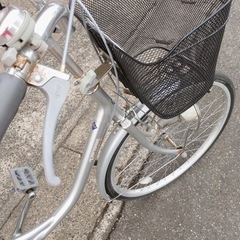 自転車✨ママチャリ✨ブリヂストン 24インチ シルバー✨鍵ありタイプ✨中古品【こちらは店舗です。浜村鹿野温泉ICから3分  買取本舗 宮本リサイクル  営業時間９～１９時  定休日水曜のみ←連絡できませんm(_ _)m】の画像