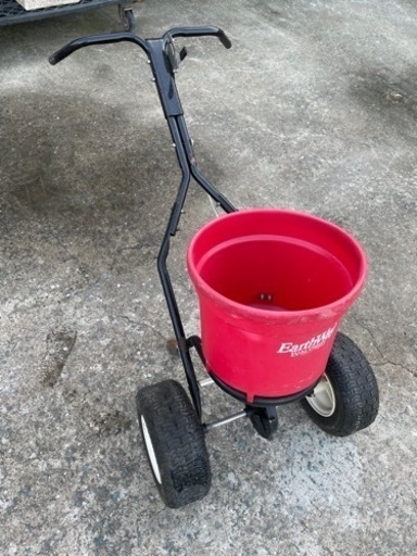 ☆中古品 種、肥料散布機　EarthWay 動作問題なし 家庭菜園 芝生☆