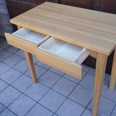 稀少なタモ材を使用した無印良品(MUJI)のパーソナルデスク。シンプルで