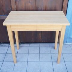 稀少なタモ材を使用した無印良品(MUJI)のパーソナルデスク。シンプルで