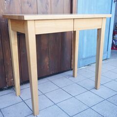 稀少なタモ材を使用した無印良品(MUJI)のパーソナルデスク。シンプルで