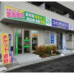 ゲストハウスのラウンジで、勉強などしながら受付バイトの画像