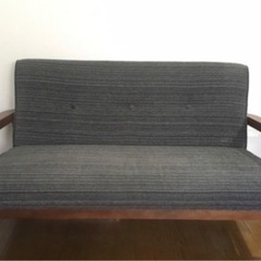 2人掛けソファ　　幅128cm 黒系生地(再投稿)の画像
